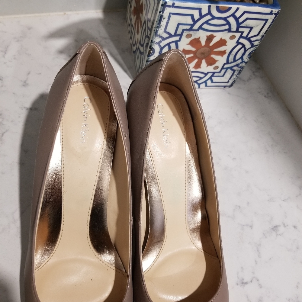 👠CALVIN KLEIN NUDE HEELS - Picture 5 of 9